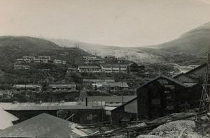 後に生産が休止となる1970年ごろの上北鉱山。一帯には生産施設や住宅群が並んでいる