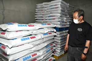 多収を目指す飼料用米は主食用米より多くの肥料が必要。物価高に高橋さんは「下がるものはない。上がるものばかり」とため息をつく＝6月22日、五所川原市