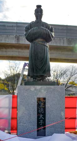 近鉄上ノ太子駅前に建立された聖徳太子像＝２７日午後、大阪府羽曳野市