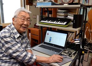 パソコンソフトを使い作曲してきた石田さん。パソコンの後ろには作曲ソフトや動画編集ソフトの説明書などがあり、勉強熱心な様子が垣間見える