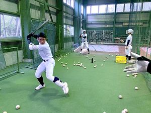 室内練習場で打撃練習に励む聖愛ナイン＝9日午前、兵庫県尼崎市（同校提供）