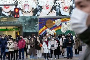 東京・渋谷駅前で、信号待ちをするマスク姿の人たち＝１４日午後