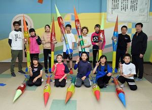 運動会で打ち上げる水ロケットを制作した武田小の児童たち