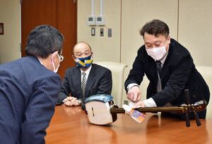 譜面化の作業を熊谷市長（左）に解説する松田さん（右）と小坂谷教授
