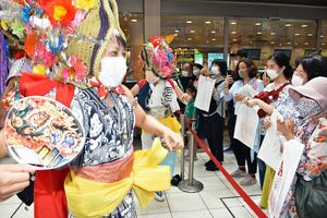 大勢の買い物客にハネト演舞などを披露した青森市のPRイベント＝東京・JR品川駅