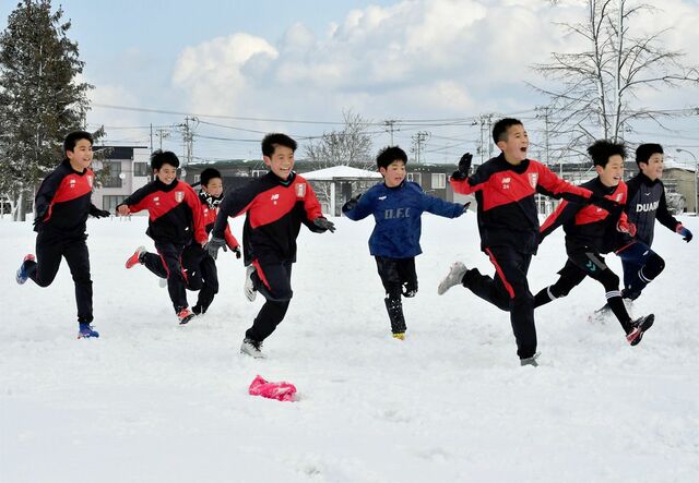 寒風なんの 小学生雪上サッカーに汗 教育 環境 スポーツ 青森ニュース Web東奥