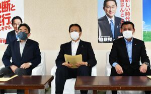 役員会後に記者会見する（左から）阿部氏、江渡氏、滝沢氏