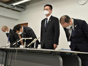 記者会見で陳謝した和嶋教育長（右から2人目）ら＝20日午後、県庁