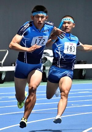 【男子400メートルリレー】優勝した弘前実のアンカー・山谷（左）と3走・中田