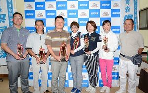 （左から）3位以内に入賞した6人とベストグロス賞の吉田さん＝3日、青森市の青森カントリー倶楽部
