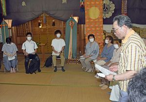 永福神社で懇談する弘前大学の学生と五所川原遺族会の会員