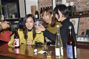 SNSで八戸の日本酒とサバ缶のおいしさを配信したライブコマース。左から奥村優希、どん、ましゃ＝八戸市の八戸酒造
