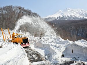 2019年の津軽岩木スカイラインの除雪作業。この翌年から市が人員を含めて除雪を引き受けることになった＝19年3月20日