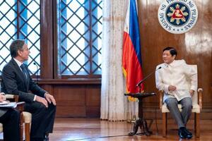 ６日、フィリピンの首都マニラで、会談するマルコス大統領（右）とブリンケン米国務長官（ＡＰ＝共同）