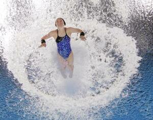 女子高飛び込み予選　３回目の演技で入水する板橋美波＝ブダペスト（共同）