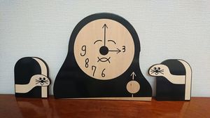 「病み上がり時計」（中央）など西川さんの造形作品