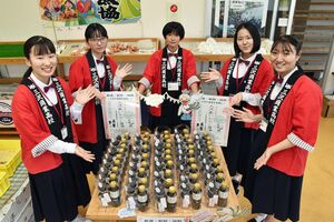 醤油キットを売り出した三沢商業高校の生徒たち＝11日午後、三沢市漁協直売所
