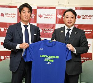 八戸ダイムの公式Tシャツを持つ八木代表（左）と田名部社長