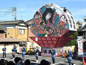 香川県琴平町で、祭りばやしとともにお披露目した大型扇ねぷた＝27日午後