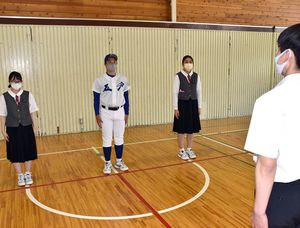 船場生徒会長（右）から激励の言葉を贈られる（左から）立花さん、中田主将、小田嶋さん