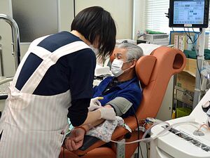 青森献血ルームで献血する市民。新型コロナの影響で献血者数が減少している＝26日午後、青森市
