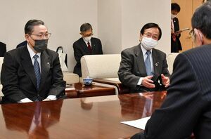 青山副知事（右）に灯油代助成への財政支援を要望した船橋会長（左）と戸田副会長