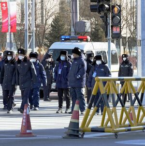 北京五輪の開会式を前に柵で封鎖された国家体育場近くの道路。警察官らが集まっていた（共同）