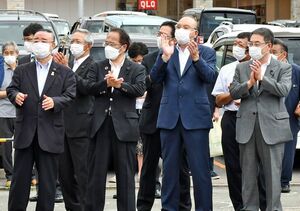 麻生副総裁を招いての齊藤候補の街頭演説会で自民県議や首長とともに並ぶ伊吹代表（前列左から2人目）。この日もマイクを握る機会はなかった＝2日午後、青森市