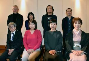 記者会見した「関西えんげき大賞」呼び掛け人の平田オリザさん（前列左端）や九鬼葉子さん（後列左から２人目）ら＝９日午後、大阪市