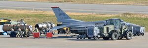 F16戦闘機の機体周辺で作業する米軍の関係者＝3日午前11時、青森市の青森空港