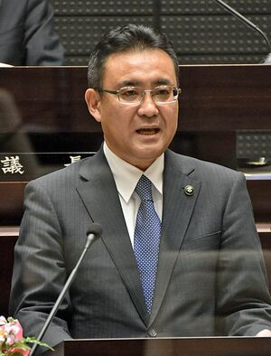 定例市議会で所信表明する熊谷市長