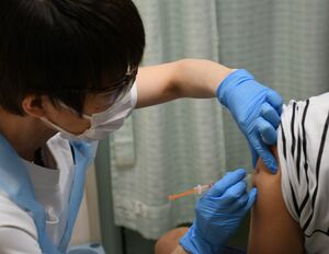ノババックス社のワクチン接種を行う医療スタッフ＝弘前市の鳴海病院