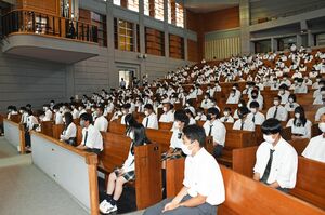 石川牧師の記念説教を聴く生徒たち