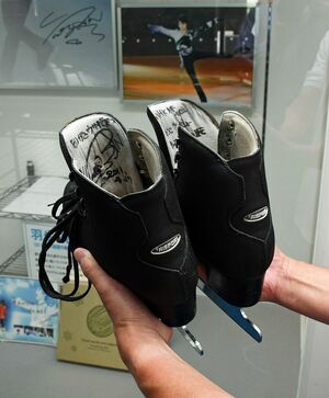 テクノルアイスパーク八戸で展示している羽生のスケート靴。東日本大震災の発災時に履いていたものを借り受けた