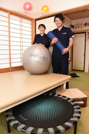 自費リハビリを受けられるサロンを開業した谷地雄太さん（右）、美香さん夫妻。「自分でやりたいことや人生を決めるお手伝いがしたい」と語る