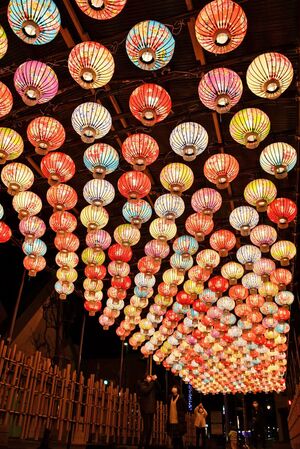平賀駅前広場に飾られた色鮮やかな台湾提灯が、市民らの目を楽しませている