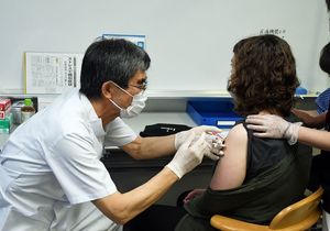 64歳以下を対象にした新型コロナウイルスワクチンの接種を受ける村民（右）＝8日午後、風間浦村総合福祉センター