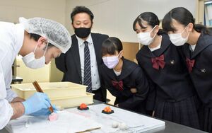試作会で和菓子職人の手さばきに見入る東中の生徒たち