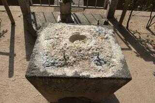 セメントで埋められた原爆供養塔の鉢…誰が何のために？