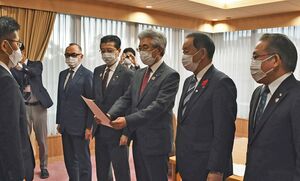 木村次郎衆院議員（左）に要請書を手渡す桜田・弘前市長（右から3番目）ら