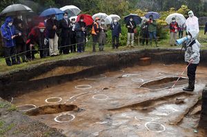 亀ケ岡石器時代遺跡で行われた発掘調査の現地説明会