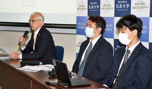 災害・被ばく医療教育センターについて説明する（左から）柏倉機構長、伊藤センター長、辻口貴清助教
