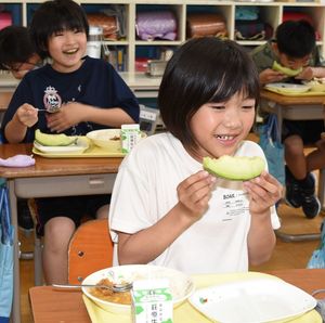 給食に提供された地元産メロンを笑顔で味わう森田小児童たち