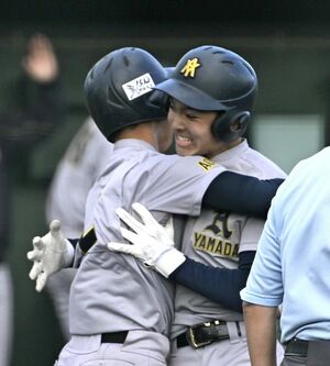 8回裏、青森山田1死満塁、勝ち越しの満塁本塁打を放ち、先に生還した衛藤（左）と笑顔で抱き合う野村