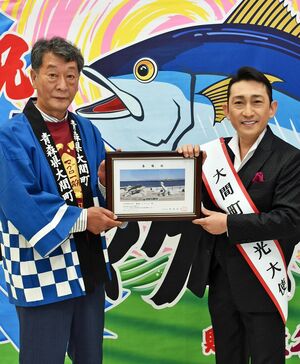 野崎町長（左）と観光大使就任で大間町PRに意気込む福田さん＝17日午前、東京・文京区
