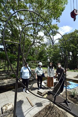 弘前城植物園に設置したハート形の立体花壇の様子を確かめる市の職員ら