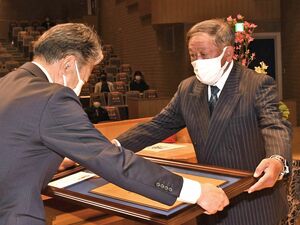 内山会長（左）から顕彰状を受け取る坂本さん