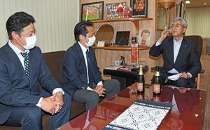 シードルの完成を報告した紺野社長（中）、工藤直樹工房長（左）と、試飲する桜田市長