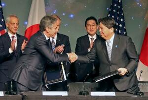日米宇宙協力協定に署名し、握手する林外相（右）とブリンケン国務長官＝１３日、ワシントン（共同）