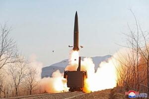 １５日に公開された「鉄道機動ミサイル連隊」による発射訓練の写真（朝鮮中央通信＝共同）